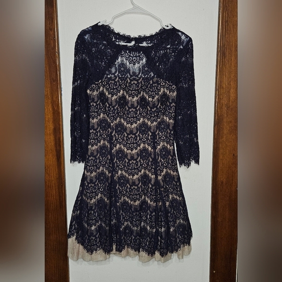 Betsy & Adam open back lace dress with 3/4 sleeves. Fit and flare. Size 8 Medium - Picture 7 of 12